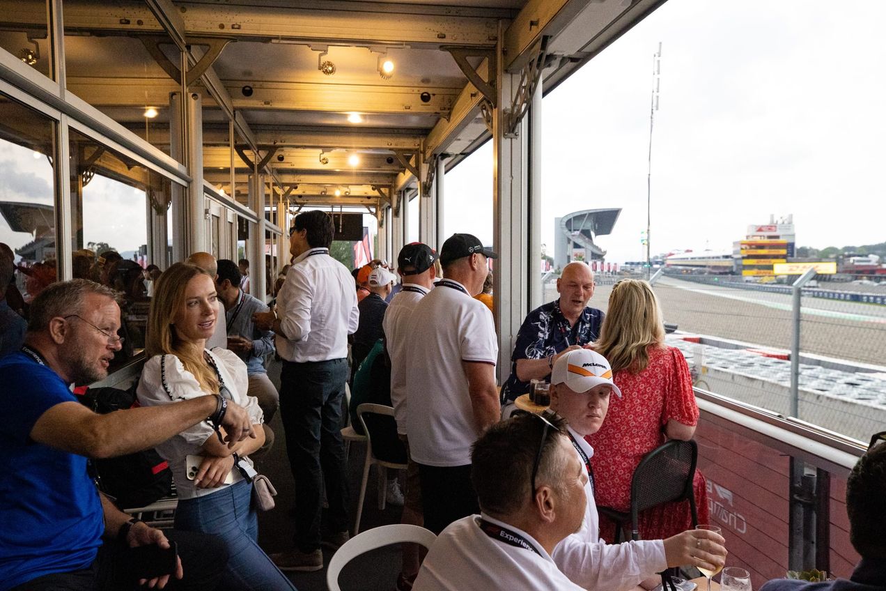 Gäste, die das Rennen vom überdachten Außenbereich des Champions Club aus verfolgen