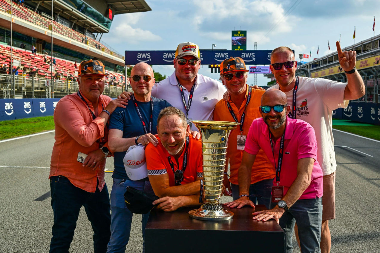 Een groep F1-fans poseert voor een foto met de kampioenschapstrofee tijdens de Grand Prix van Barcelona