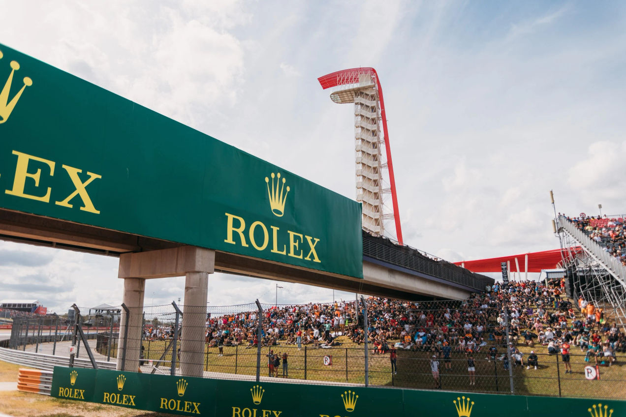 La zona de Admisión General del COTA y la famosa torre de observación