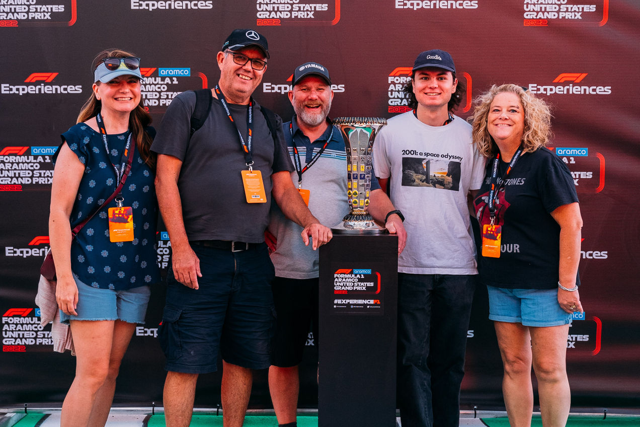 Während des F1 Experiences-Wochenendes haben Fans die Möglichkeit, ein Foto mit der Meisterschaftstrophäe zu machen