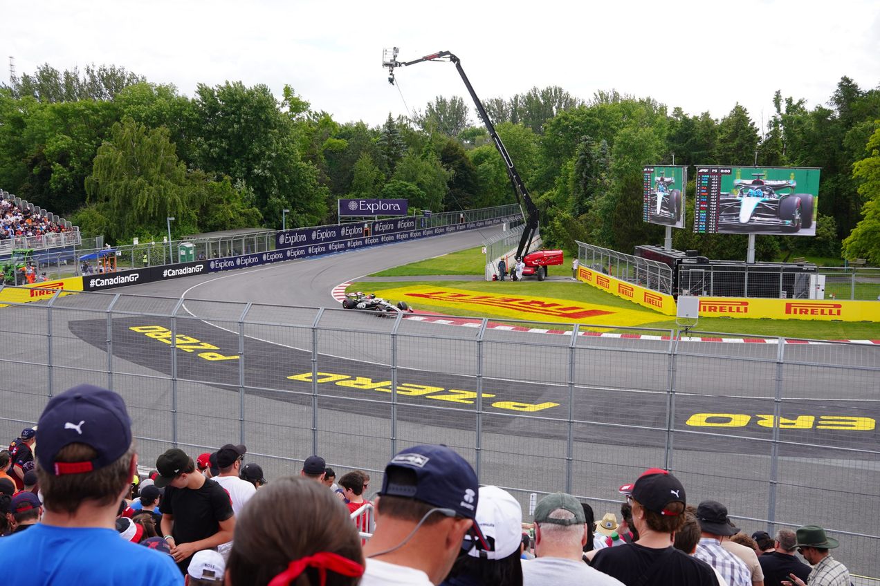 Voitures de F1 passant devant la tribune familiale du GP du Canada
