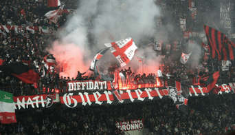 AC Milan-Fans jubeln während eines Spiels