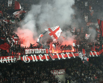 AC Milan-Fans jubeln während eines Spiels