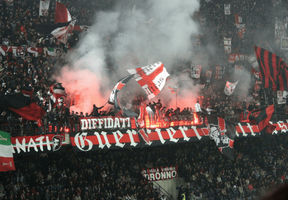 Supporters de l’AC Milan célébrant pendant un match
