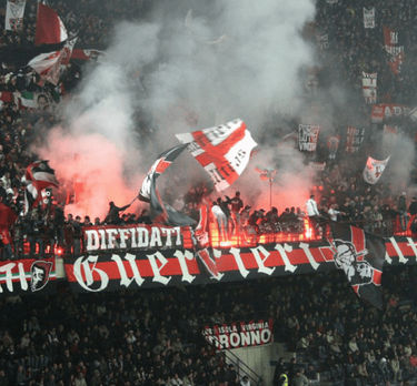 Supporters de l’AC Milan célébrant pendant un match
