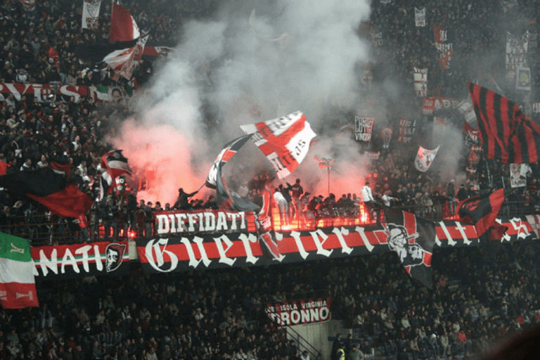 AC Milan-Fans jubeln während eines Spiels