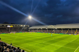 Craven Cottage durante un partido del Fulham por la noche