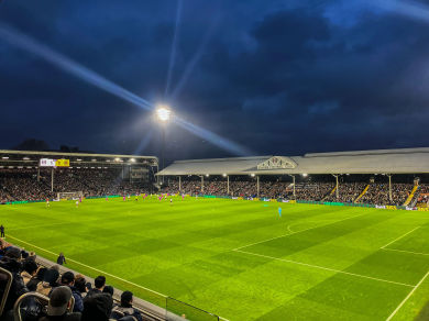 Craven Cottage durante un partido del Fulham por la noche