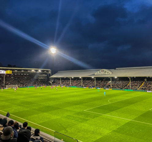 Craven Cottage durante un partido del Fulham por la noche