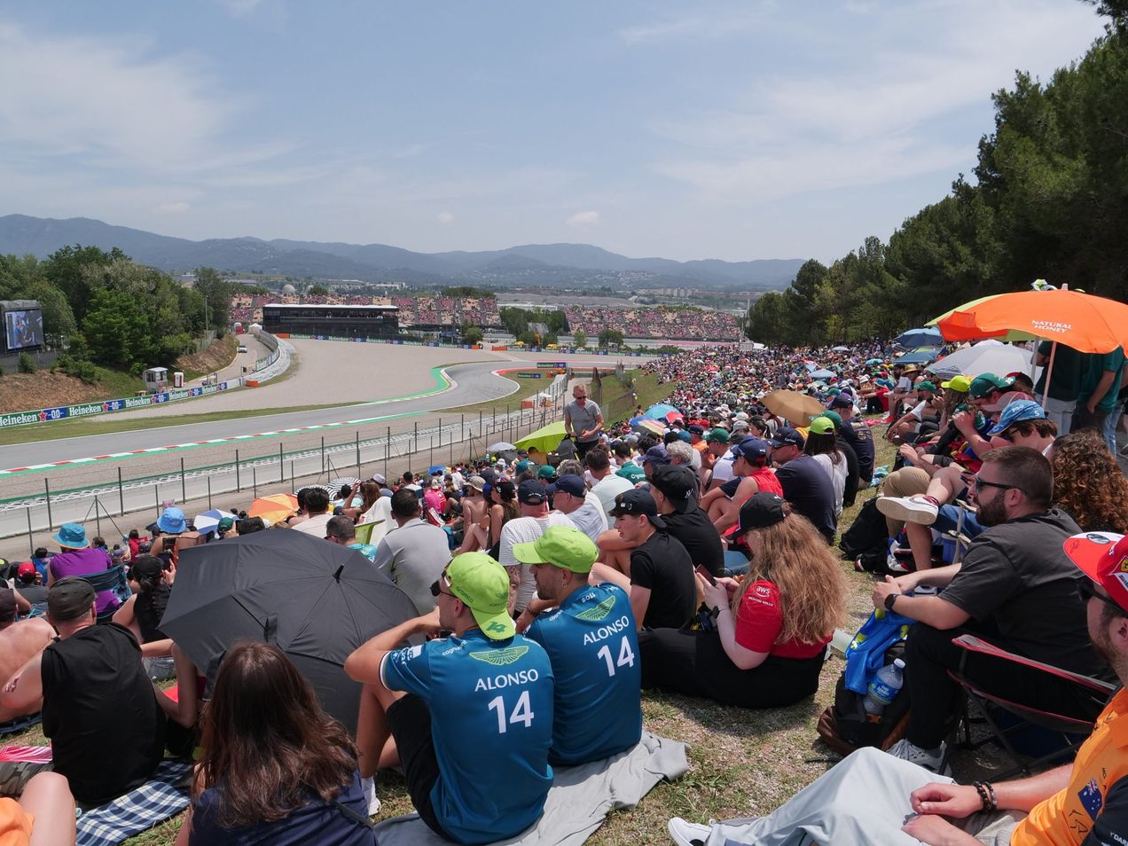 Los aficionados a la F1 se sientan en una colina con vistas a la pista en el GP de España
