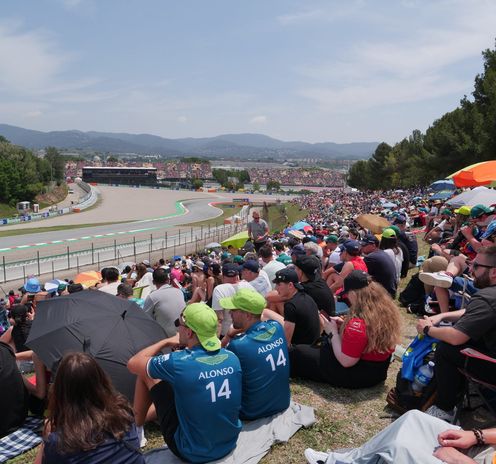 Los aficionados a la F1 se sientan en una colina con vistas a la pista en el GP de España