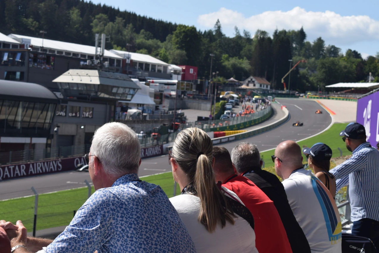 Les fans de F1 regardent la course depuis le balcon du Gold 2 Lounge