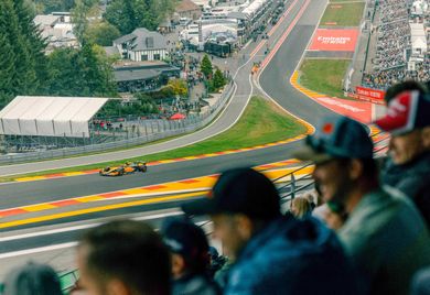 Aficionados de Fórmula 1 en las gradas de Spa-Francorchamps durante el Gran Premio de Bélgica