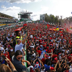 Les tifosi de Ferrari sur la piste lors du GP d'Italie à Monza