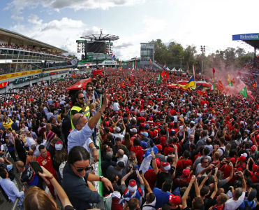 Ferrari-Tifosi auf der Strecke während des italienischen GP Monza