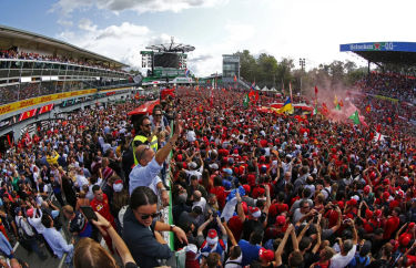 Ferrari tifosi op het circuit tijdens de Italiaanse GP Monza