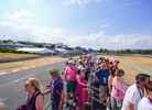 Invitados de F1 Experiences en la parte trasera de un camión durante la Visita Guiada a la Pista