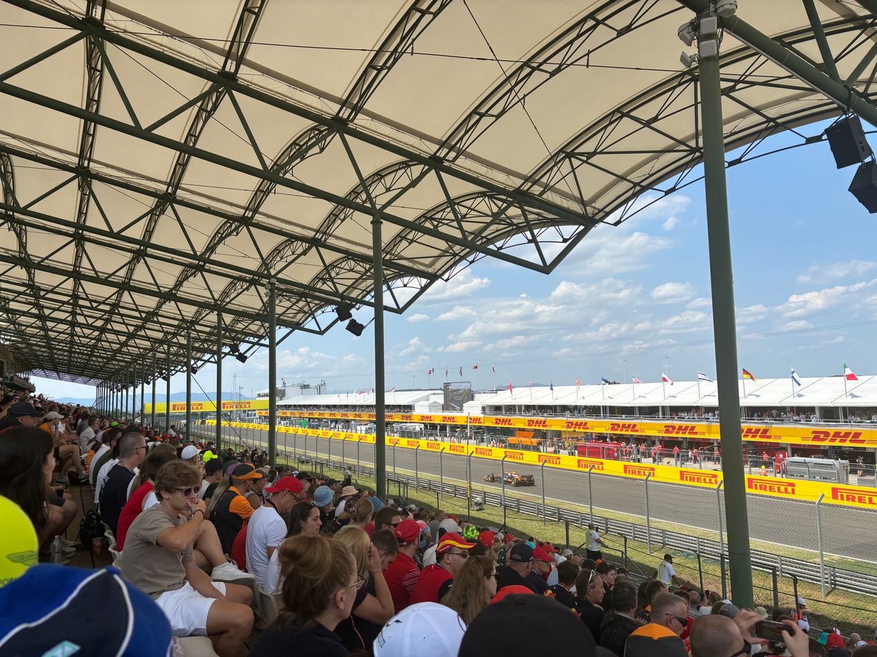 Fans op de Super Gold tribune van de Hungaroring met uitzicht op de pitstraat