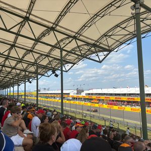 Fans auf der Super-Gold-Tribüne des Hungaroring mit Blick auf die Boxengasse