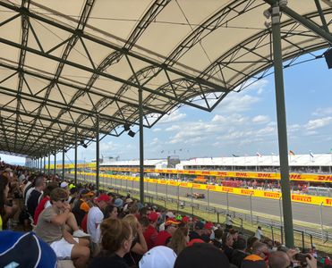 Fans op de Super Gold tribune van de Hungaroring met uitzicht op de pitstraat