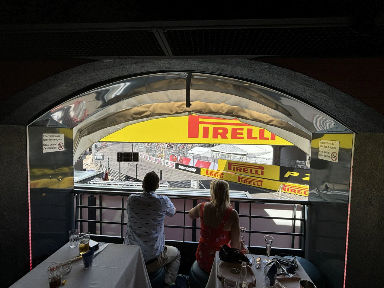 F1-Fans verfolgen das F1-Rennen unterhalb des La Rascasse-Gebäudes