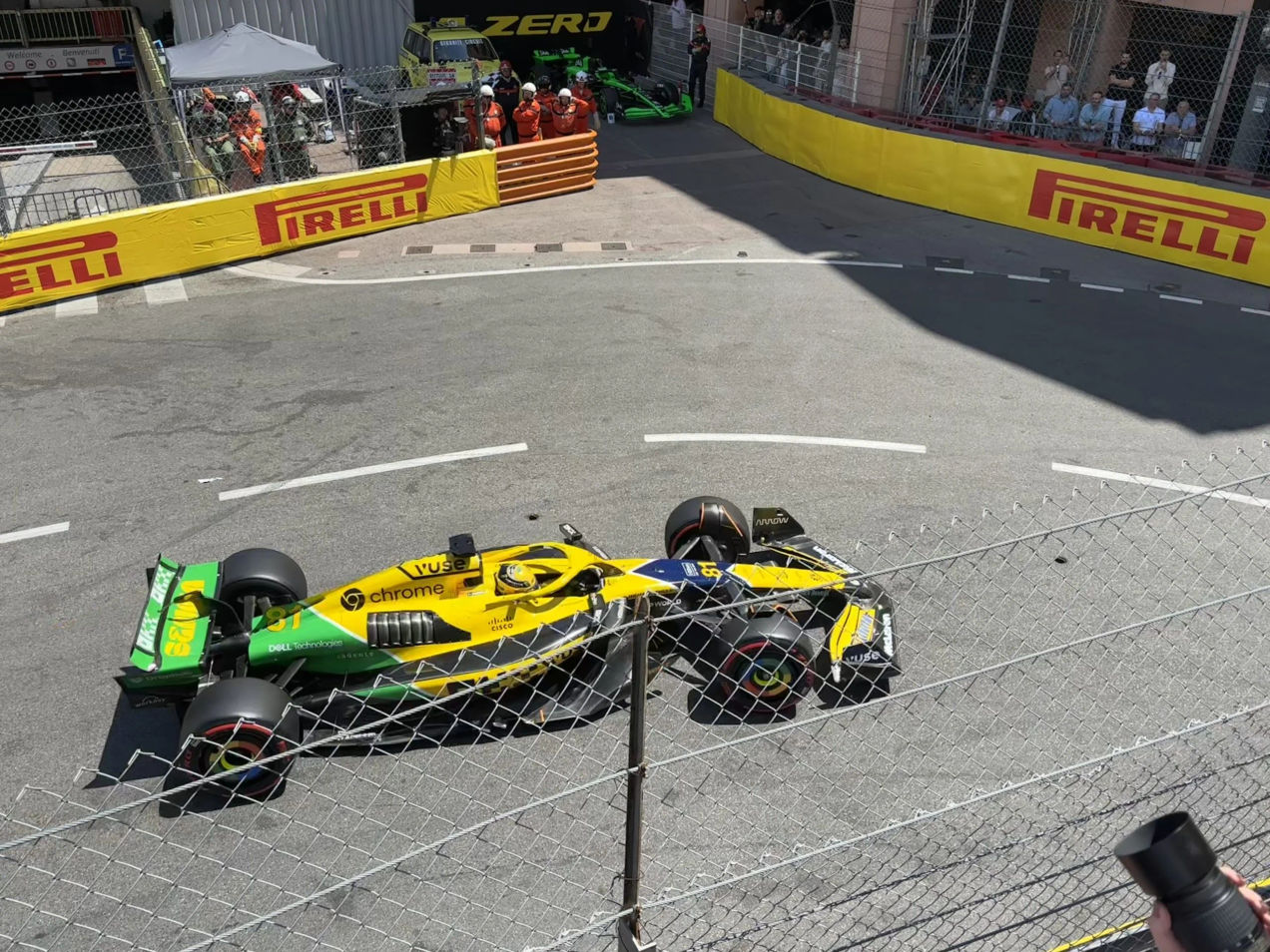 Blick auf die F1-Boliden unterhalb der La Rascasse