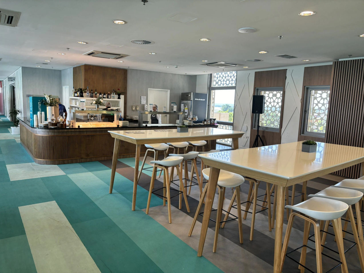 La zona de asientos interior de la Suite Premium Yas Norte