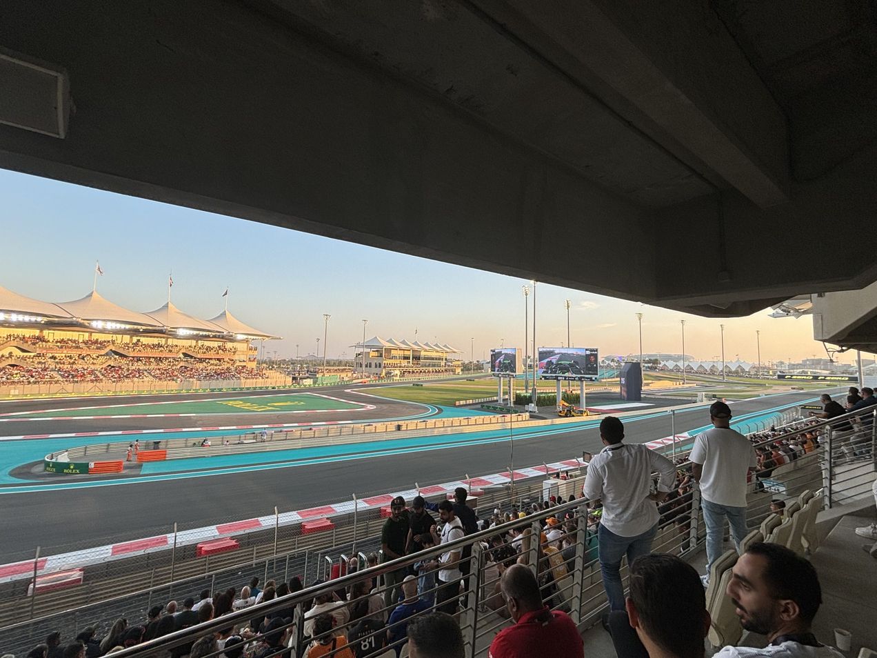 La tribuna norte de Yas domina una parte vital del circuito