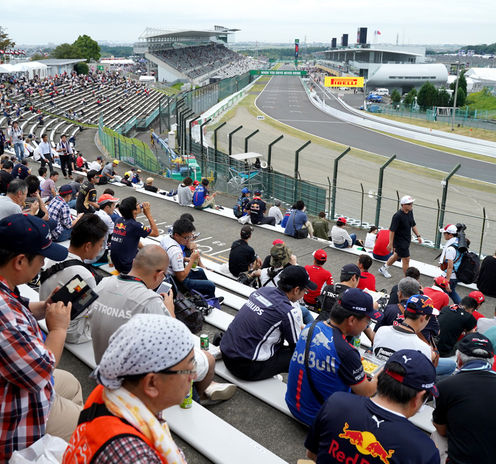 Aficionados en la tribuna R con vistas a la última curva del circuito