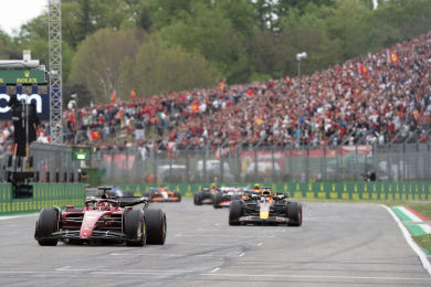 Vista de los coches de F1 y el público en el GP de Imola