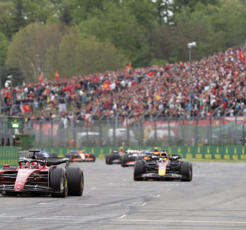 Vista de los coches de F1 y el público en el GP de Imola