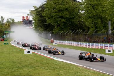 Coches de F1 en una curva del GP de Imola