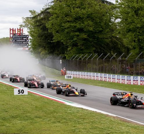 Coches de F1 en una curva del GP de Imola