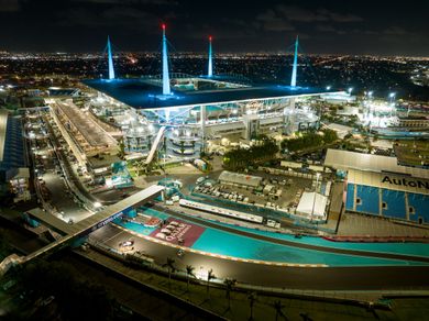 Foto nocturna de la carrera de Fórmula 1 del Gran Premio en el Hard Rock Stadium de Miami