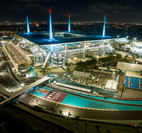 Foto nocturna de la carrera de Fórmula 1 del Gran Premio en el Hard Rock Stadium de Miami