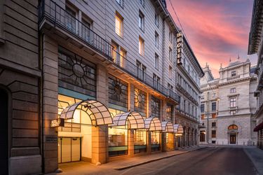 Entrada principal del Hotel K+K de Budapest