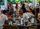 Los aficionados a la F1 se relajan en el salón del Champions Club durante el Gran Premio de Hungría