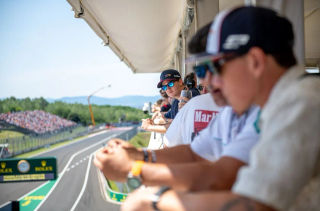 Los aficionados a la F1 ven la carrera desde el Champions Club en el Gran Premio de Hungría