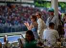 Los aficionados a la F1 animan a los pilotos durante la carrera del Gran Premio de Hungría