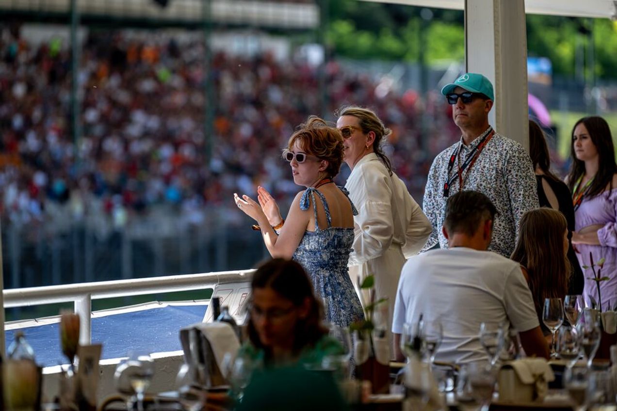 F1-fans moedigen de coureurs aan tijdens de race op de Hongaarse GP