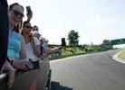 Los aficionados a la F1 disfrutan de una visita guiada al circuito del Gran Premio de Hungría