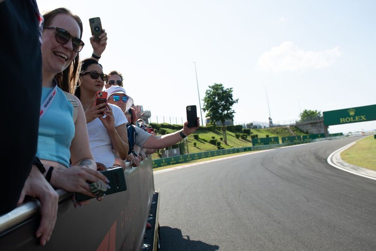 F1-Fans genießen eine Führung über die Strecke des Großen Preises von Ungarn