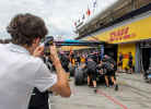 Los aficionados a la F1 dan un paseo por el pit lane