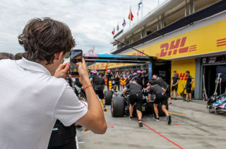 Los aficionados a la F1 dan un paseo por el pit lane