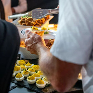Gasten genieten van vers bereide gerechten in de Champions Club-lounge