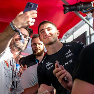 Een speciale F1-gast gaat in gesprek met fans in de Champion Club-lounge