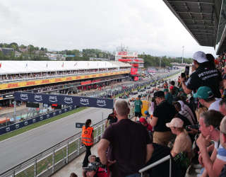 Les fans de la tribune principale du Circuit de Barcelona-Catalunya regardent les départs