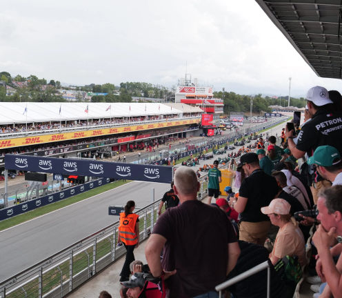 Aficionados en la Tribuna Principal del Circuit de Barcelona-Catalunya observando la formación de salida