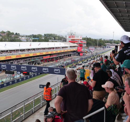 Les fans de la tribune principale du Circuit de Barcelona-Catalunya regardent les départs