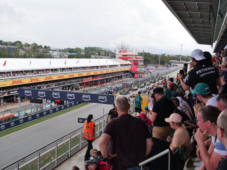 Fans op de hoofdtribune van Circuit de Barcelona-Catalunya bekijken de startopstelling